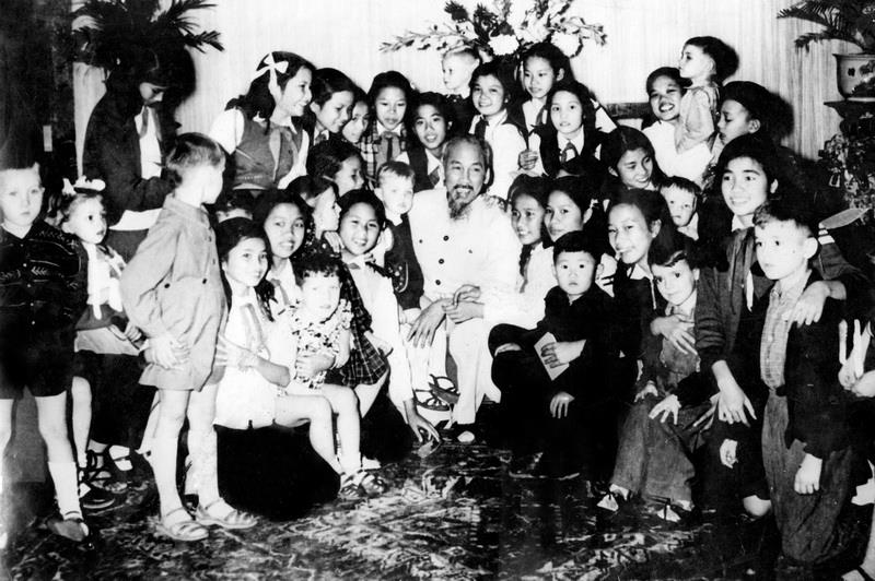 Chủ tịch Hồ Chí Minh, một thiên tài trí tuệ, một người cộng sản, nhà mác-xít mẫu mực